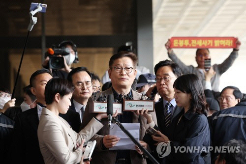 지난달 2일 더불어민주당의 '2021년 전당대회 돈 봉투 의혹'과 관련해 금품 살포의 최종 수혜자로 지목된 송영길 전 대표가 서초동 서울중앙지검 앞에서 입장을 말하는 모습. 연합뉴스.